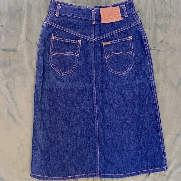 Vintage Lee Denim Center Split Pencil Skirt – Made in USA
Classic and timeless - Picture 3 of 3